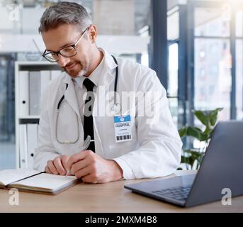 Note scritte, assistenza sanitaria e dottore impegnati nella ricerca, nella pianificazione dei servizi telemedicina e nella gestione dei dati ospedalieri. Pianificazione, pianificazione e notebook di Foto Stock