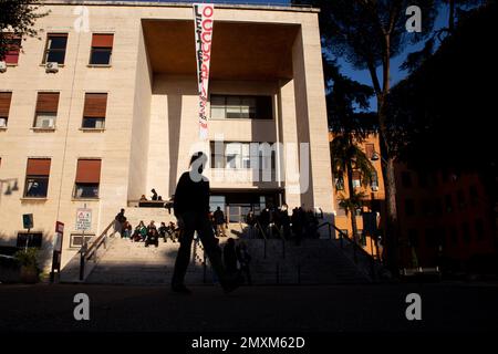 Roma, Italia. 03rd Feb, 2023. Assemblea pubblica organizzata dagli studenti che hanno occupato la Facoltà di lettere dell'Università di Roma "la Sapienza" (Foto di Matteo Nardone/Pacific Press) Credit: Pacific Press Media Production Corp./Alamy Live News Foto Stock