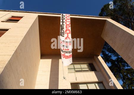 Roma, Italia. 03rd Feb, 2023. Assemblea pubblica organizzata dagli studenti che hanno occupato la Facoltà di lettere dell'Università di Roma "la Sapienza" (Foto di Matteo Nardone/Pacific Press) Credit: Pacific Press Media Production Corp./Alamy Live News Foto Stock