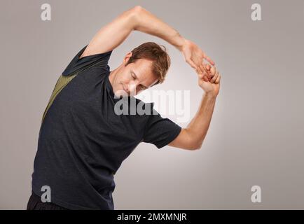 Come ottenere la sua forma fisica su. Studio girato di un bel giovane uomo in abbigliamento sportivo. Foto Stock