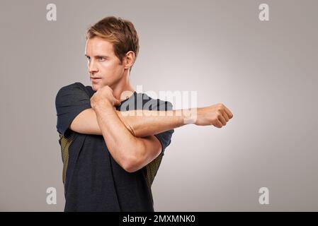 Come ottenere la sua forma fisica su. Studio girato di un bel giovane uomo in abbigliamento sportivo. Foto Stock