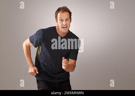 Come ottenere la sua forma fisica su. Studio girato di un bel giovane uomo in abbigliamento sportivo. Foto Stock
