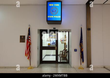 Stazione di polizia dello Stato di New York nel concorso di Albany Capital con una controversa bandiera blu sottile in mostra, 24 gennaio 2023. Foto Stock