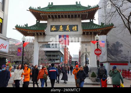 Dietro la porta Chinatown di Boston con l'iscrizione 禮義廉耻 [禮義廉恥] accanto al Mary Soo Hoo Park sulla Rose Kennedy Greenway, Boston, Massachusetts. Foto Stock