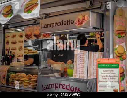 Firenze, Italia - 04 giugno 2022: Panino a trippa classica o lampredotto panini venduti presso uno stand di vendita di cibo di strada nel centro storico del Centro storico Foto Stock