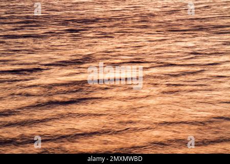 Luce del tramonto riflessa dalla superficie dell'acqua (2014) Foto Stock