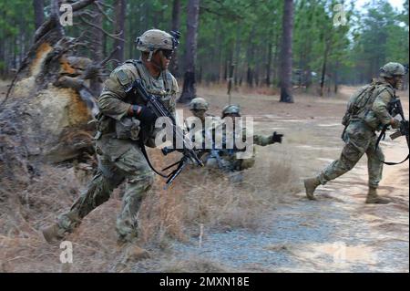 Fort Polk, Louisiana, Stati Uniti. 21st Jan, 2023. I soldati si allenano per sconfiggere qualsiasi nemico e superare qualsiasi rischio durante una rotazione di allenamento presso il Joint Readiness Training Center di Fort Polk, Louisiana. I draghi da combattimento chimici, biologici, radiologici, nucleari (CBRN) del 83rd sostengono i guerrieri montani della squadra di combattimento Stryker Brigade 2nd, 4th° divisione fanteria, durante il centro di addestramento al combattimento. Credito: USA Army/ZUMA Press Wire Service/ZUMAPRESS.com/Alamy Notizie dal vivo Foto Stock