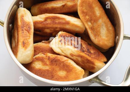 torte fritte in padella su fondo bianco Foto Stock