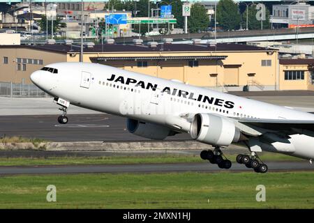 Prefettura di Fukuoka, Giappone - 02 luglio 2022: Aereo passeggeri Japan Airlines (JAL) Boeing B777-200ER (JA709J). Foto Stock
