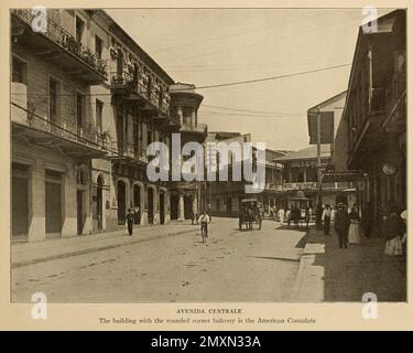 Avenida Centrale l'edificio con il balcone ad angolo arrotondato è il Consolato americano dal libro Panama e il canale in foto e prosa : Una storia completa di Panama, così come la storia, lo scopo e la promessa del suo canale famoso in tutto il mondo l'impresa di ingegneria più gigantesca dall'alba del tempo da Willis John Abbot,1863-1934 pubblicato a Londra ; New York da Syndicate Publishing Co. Nel 1913 Foto Stock