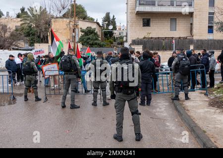 I membri della forza di sicurezza israeliana vigilano sul fatto che gli attivisti di sinistra e i palestinesi israeliani che detengono bandiere palestinesi partecipano a una manifestazione contro l'occupazione israeliana e l'attività di insediamento a Sheikh Jarrah, un quartiere prevalentemente palestinese a Gerusalemme est, Israele. Foto Stock