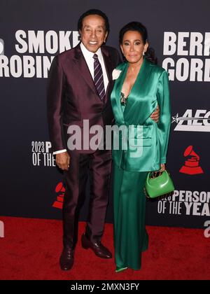 3 febbraio 2023, Los Angeles, California, Stati Uniti: Smokey Robinson e Frances Glandney partecipano al 2023 MusiCares persons of the Year onorando Berry Gordy e Smokey Robinson. (Credit Image: © Billy Bennight/ZUMA Press Wire) SOLO PER USO EDITORIALE! Non per USO commerciale! Foto Stock