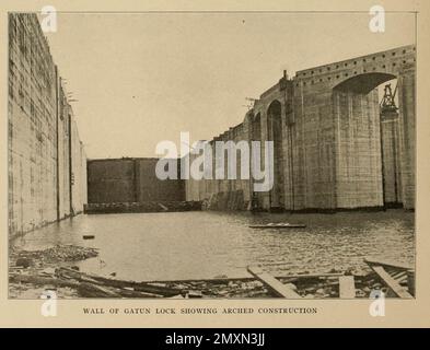 Muro di serratura Gatun che mostra la costruzione ad arco dal libro Panama and the Canal in foto e prosa : Una storia completa di Panama, così come la storia, lo scopo e la promessa del suo canale famoso in tutto il mondo l'impresa di ingegneria più gigantesca dall'alba del tempo da Willis John Abbot,1863-1934 pubblicato a Londra ; New York da Syndicate Publishing Co. Nel 1913 Foto Stock