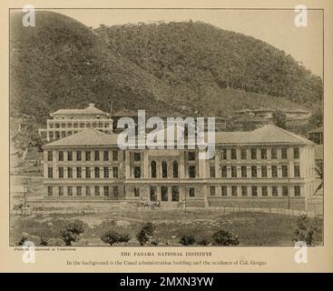 L'Istituto Nazionale di Panama sullo sfondo è l'edificio dell'amministrazione del canale e la residenza del col. Gorgas dal libro Panama e il canale in foto e prosa : Una storia completa di Panama, così come la storia, lo scopo e la promessa del suo canale famoso in tutto il mondo l'impresa di ingegneria più gigantesca dall'alba del tempo da Willis John Abbot,1863-1934 pubblicato a Londra ; New York da Syndicate Publishing Co. Nel 1913 Foto Stock