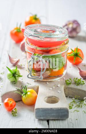 Pomodori sottaceto fatti in casa a base di pomodori di produzione propria. Pomodori di decapaggio a casa. Foto Stock