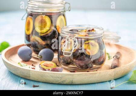 Prugne salate dolci e saporite in zucchero e aceto. Pere da decapaggio a casa. Foto Stock