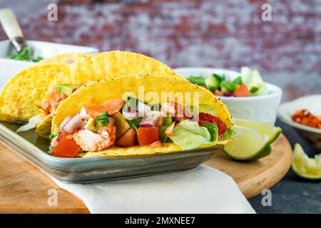 Tacos di salmone alla griglia con salsa di avocado Foto Stock