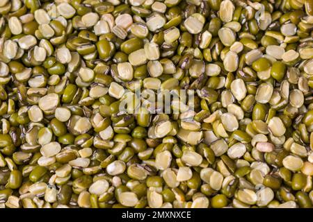 Uno sfondo texture vista dall'alto pieno di Gram Verde Spalato chiamato anche Moong dal Chilka Foto Stock