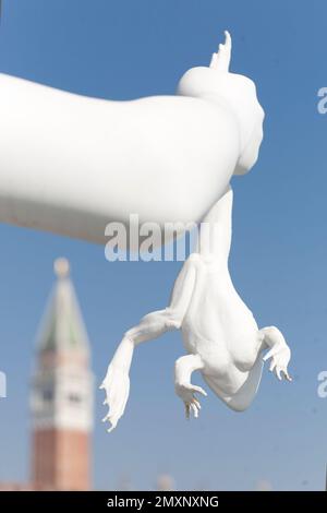 Punta della Dogana, statuto del giovane ragazzo che si affaccia su Piazza San Marco. Foto Stock