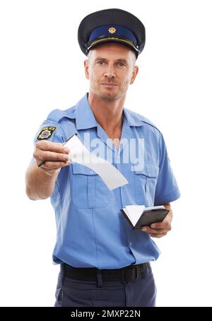 Legge, ritratto e poliziotto con un biglietto per un crimine isolato su uno sfondo bianco in uno studio. Sicurezza, guardia e uomo che lavora in sicurezza con Foto Stock