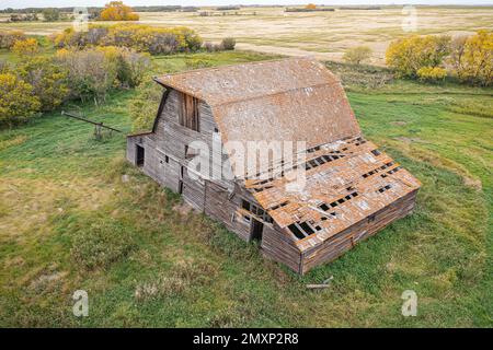 Una vista drone di un edificio abbandonato della fattoria sulle praterie canadesi Foto Stock