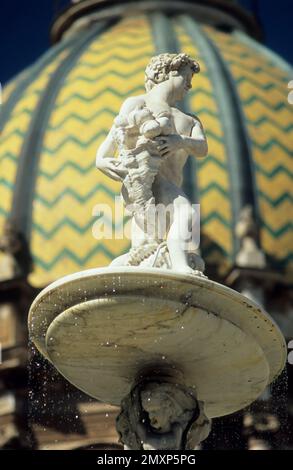 Italia, Sicilia, Palermo, Fontana Pretoria, cupola della Chiesa di San Giuseppe dei teatini. Foto Stock