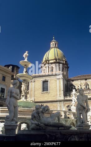 Italia, Sicilia, Palermo, Fontana Pretoria, cupola della Chiesa di San Giuseppe dei teatini. Foto Stock