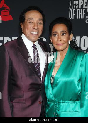 Los Angeles, Stati Uniti. 03rd Feb, 2023. Smokey Robinson, Frances Glandney, al 2023 MusiCares persons of the Year in onore di Berry Gordy e Smokey Robinson al Los Angeles Convention Center di Los Angeles, CA, USA il 3 febbraio 2022. Photo by dati Sadou/ABACAPRESS.COM Credit: Abaca Press/Alamy Live News Foto Stock