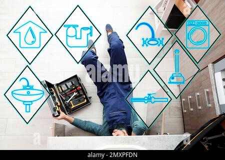 Servizio di ingegneria sanitaria. Idraulico professionale riparazione lavello da cucina, vista dall'alto Foto Stock
