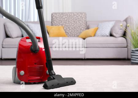 Moderno aspirapolvere nero su tappeti interni Foto stock - Alamy