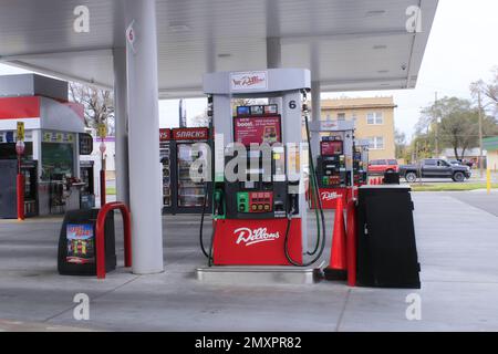 Stazione di servizio Dillons con pompe a gas e SKY Foto Stock