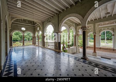 06 15 2007 archi nel foyer e portico che si affaccia sul giardino e l'ingresso principale del palazzo Aga Khan costruito nel 1892 Pune; Maharashtra.India. Foto Stock
