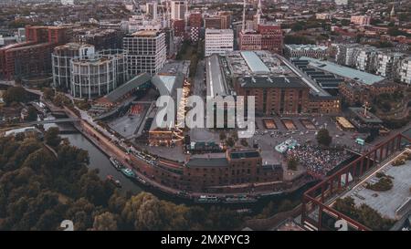Una vista aerea di un tramonto cinematografico sulla King's Cross in Granary Square, Londra Foto Stock