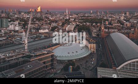 Una vista aerea di un tramonto cinematografico sulla King's Cross in Granary Square, Londra Foto Stock
