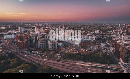 Una vista aerea di un tramonto cinematografico sulla King's Cross in Granary Square, Londra Foto Stock