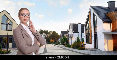 Agente immobiliare che parla al telefono contro le case moderne, spazio per il testo. Design del banner Foto Stock