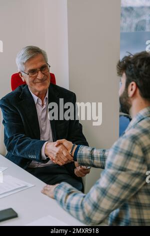 Due partner commerciali che hanno raggiunto un accordo e hanno le mani in mano Foto Stock