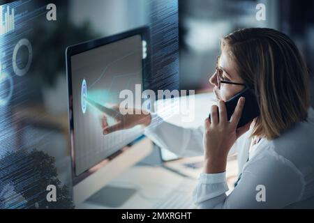 Impronte digitali, ologramma di computer e donna in overlay digitale per la password notturna, biometria di sicurezza informatica e chiamate telefoniche. Tecnologia del futuro, futuristica Foto Stock