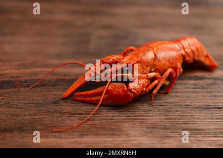 Deliziosi gamberi bolliti su tavolo di legno, primo piano Foto Stock