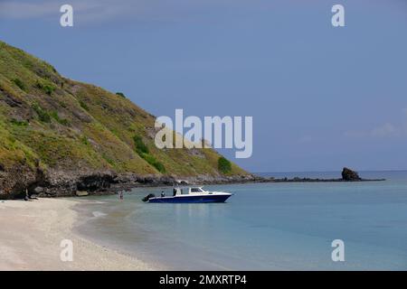 Indonesia Sumbawa - Spiaggia e Barca subacquea Isola di Banta - Toro Tandorassa Foto Stock