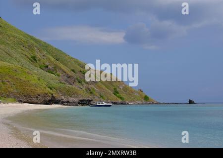 Indonesia Sumbawa - Spiaggia e Barca subacquea Isola di Banta - Pulau Banta Foto Stock