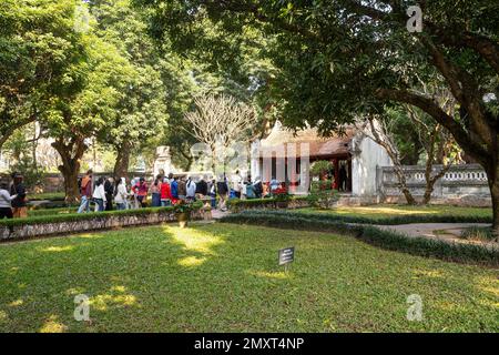 Hanoi, Vietnam, gennaio 2023. visitatori nel grande parco con gli edifici storici all'interno del tempio della letteratura Foto Stock