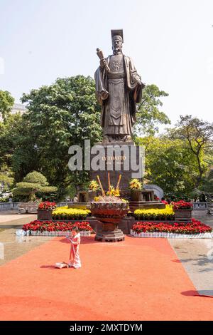 Hanoi, Vietnam, gennaio 2023. Statua di bronzo di re Ly Thai per onorare la liberazione, la cultura e la storia in un parco del centro città Foto Stock