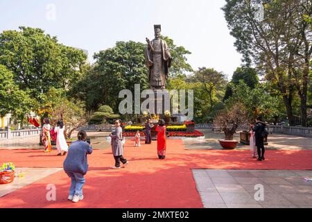 Hanoi, Vietnam, gennaio 2023. Statua di bronzo di re Ly Thai per onorare la liberazione, la cultura e la storia in un parco del centro città Foto Stock