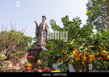 Hanoi, Vietnam, gennaio 2023. Statua di bronzo di re Ly Thai per onorare la liberazione, la cultura e la storia in un parco del centro città Foto Stock