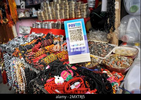 INDE. UTTTAR PRADESH. VARANASI. (BENARES). MOYEN DE PAIEMENT ELECTRONIQUE PAY TM ( GRACE AU QR CODE ) DANS UNE ECHOPPE Foto Stock