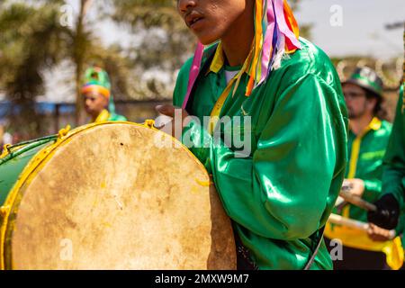 Goiânia, Goias, Brasile – 11 settembre 2022: Dettaglio di un rivelatore vestito di verde e suonante la batteria del basso. Foto Stock