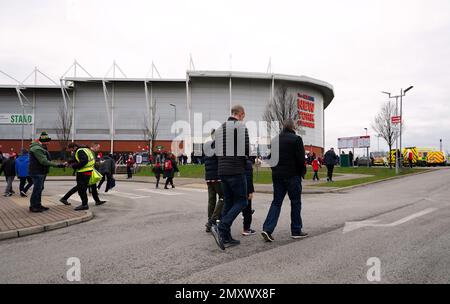 I tifosi arrivano a terra davanti alla partita del Campionato Sky Bet all'AESSEAL New York Stadium, Rotherham. Data immagine: Sabato 4 febbraio 2023. Foto Stock