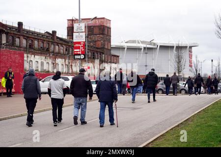 I tifosi arrivano a terra davanti alla partita del Campionato Sky Bet all'AESSEAL New York Stadium, Rotherham. Data immagine: Sabato 4 febbraio 2023. Foto Stock