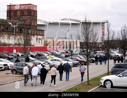 I tifosi arrivano a terra davanti alla partita del Campionato Sky Bet all'AESSEAL New York Stadium, Rotherham. Data immagine: Sabato 4 febbraio 2023. Foto Stock